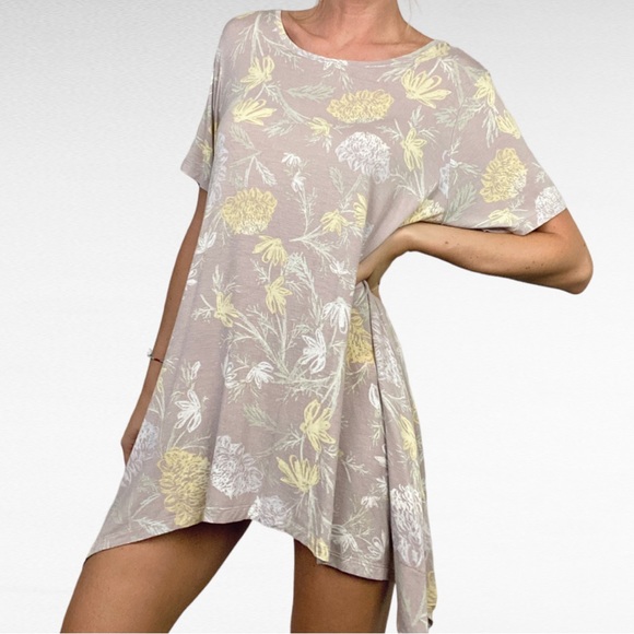 LOGO LORI GOLDSTEIN | Light Taupe Colorful Pastel Floral Print Short Sleeve Top - Picture 3 of 7